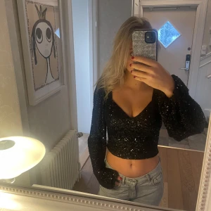 Glitter topp - Snygg glitter topp från gina tricot. Perfekt nu till nyår, i storlek xs men funkar för s. Skriv för fler frågor eller bilder💗endast använd en gång förra nyår! Köpt för 400kr