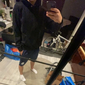 Svart hoodie - Säljer en klassisk svart hoodie med lång ärm och en bekväm passform. Perfekt för en avslappnad stil.