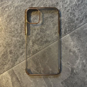 iphone 12 skal - genomskinligt med guldkant, hård plast