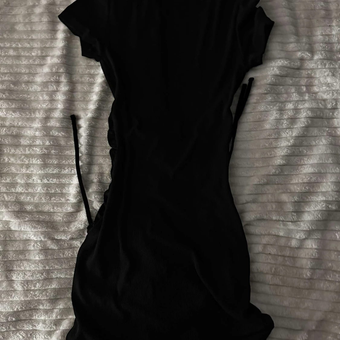 Svart klänning med rynkdetaljer - 90