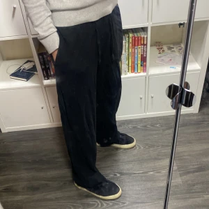 Svarta mjukisbyxor - Säljer ett par tunna svarta mjukisbyxor med loose passform. Byxorna har en bekväm midja och är perfekta för en avslappnad stil. De är tillverkade i ett mjukt material som ger en skön känsla. Priset kan diskuteras! Storlek 31/32 eller S/M