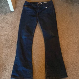 Blå bootcut jeans från Lois - Säljer ett par snygga bootcut jeans från lois, nypris är 2100kr 