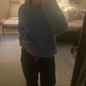 Blå stickad tröja - intressekoll på min fina blåa stickade tröja från MSH copenhagen 💗 danskt märke, bra kvalité och jättefin färg. Säljer då jag bara helt enkelt inte använder längre! Köpte för 500