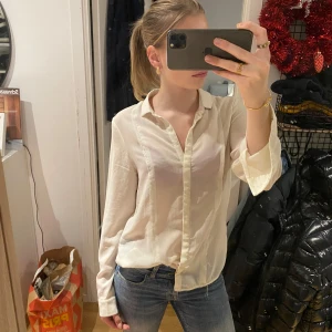 Vit blus - Säljer en stilren vit blus i lätt och luftigt material. Perfekt för både vardag och fest! Blusen har långa ärmar och en klassisk krage. Den är i okej skick och passar perfekt till jeans eller kjol. En knapp har lossnat vid ärmen men finns en extra knapp på tröjan❤️