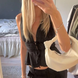 Svart topp - Behöver tyvärr sälja en av mina favorit toppar eftersom den inte passar mig längre.. 💔Den är köpt i en butik i Los Angeles för ca 650kr, och är knappt använd.  Därav priset