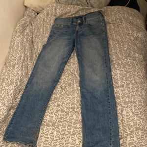 Blå jeans från True Religion - Säljer et par true religion jeans för de va för små för mig. Själv gjord bootcut men kan fixas lät själv om man inte tycker om det. Pris kan också diskuteras