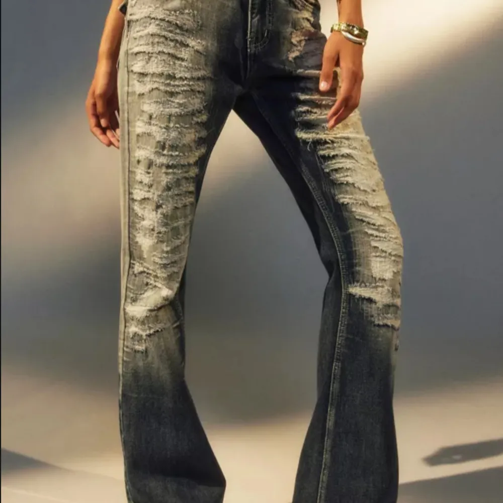 Snygga grå jeans från Jaded London i storlek M med coola slitningar och en bootcut-stil. Perfekta för en trendig look💕💕. Farkut & Housut.