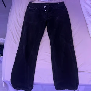 Svarta jeans från Sweet SKTBS - Snygga svarta jeans från Sweet SKTBS med klassisk femficksdesign och knappgylf. Perfekta för en avslappnad stil med en skandinavisk touch. Tillverkade i Turkiet.