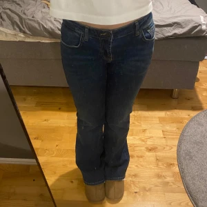 Ltb roxy mörkblåa jeans  - Mörkblåa jeans från ltb i modellen roxy. Storlek 30/32. Jag är 166cm för referens.