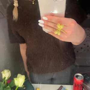 Brun fluffig tröja - Säljer en supermysig brun fluffig tröja som är perfekt för kyliga dagar. Den har korta ärmar och en loose passform som gör den både bekväm och stilren. Perfekt för höst och vinter! 🧡