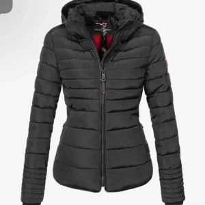 Marikoo Svart pufferjacka  - Säljer en snygg svart jacka från Marikoo. Nästan helt nyköpt, inga defekter eller något sådant. Säljs då jag har en annan som jag använder mer! Senaste gången jag använde den stod jag i snö oväder och frös inte ett dugg!!