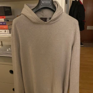 Oscar Jacobsson Cashmere hoodie - Säljer min svin snygga cashmere hoodie ifrån Oscar Jacobsson. Knappt använd och i väldigt bra skick. Modellen på bilden är 178 och väger 72kg. Tröjan passar dig som har storlek S eller M