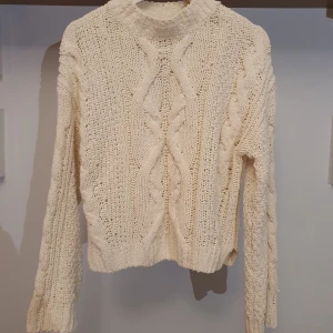 Vit stickad tröja från H&M  - Dags att sälja min favorit då jag inte använder den tillräckligt mycket. Mysig vit stickad tröja från H&M i storlek S. Den har ett snyggt flätmönster och en ribbad kant vid ärmslut och nederkant. Ärmen är något vidare vid ärmslut (se bild 3). Superfin att matcha med byxor eller kjol! (någon enstaka tråd som sticker ut) 