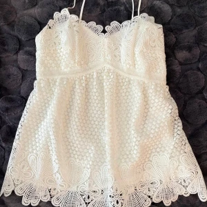 En mycket fin klänning  - Vit klänning 