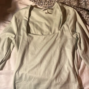 mintgrön tröja - säljer en mintgrön tröja med squareneck från hm i storlek. säljer för att den inte blir använd tyvärr🫶🏻🫶🏻skriv om du har frågor❤️