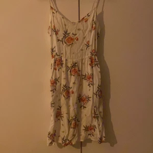 Blommig klänning - söt blommig klänning från HM i storlek XS🫶🏻. har en closeup på mönstret på tredje sliden! den har justerbara axelband. skriv om du har frågor❤️ 