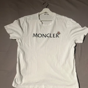 Moncler T-Shirt - Storlek 3 (M). Insydd nertill, passar mig som är 186. Fint skick