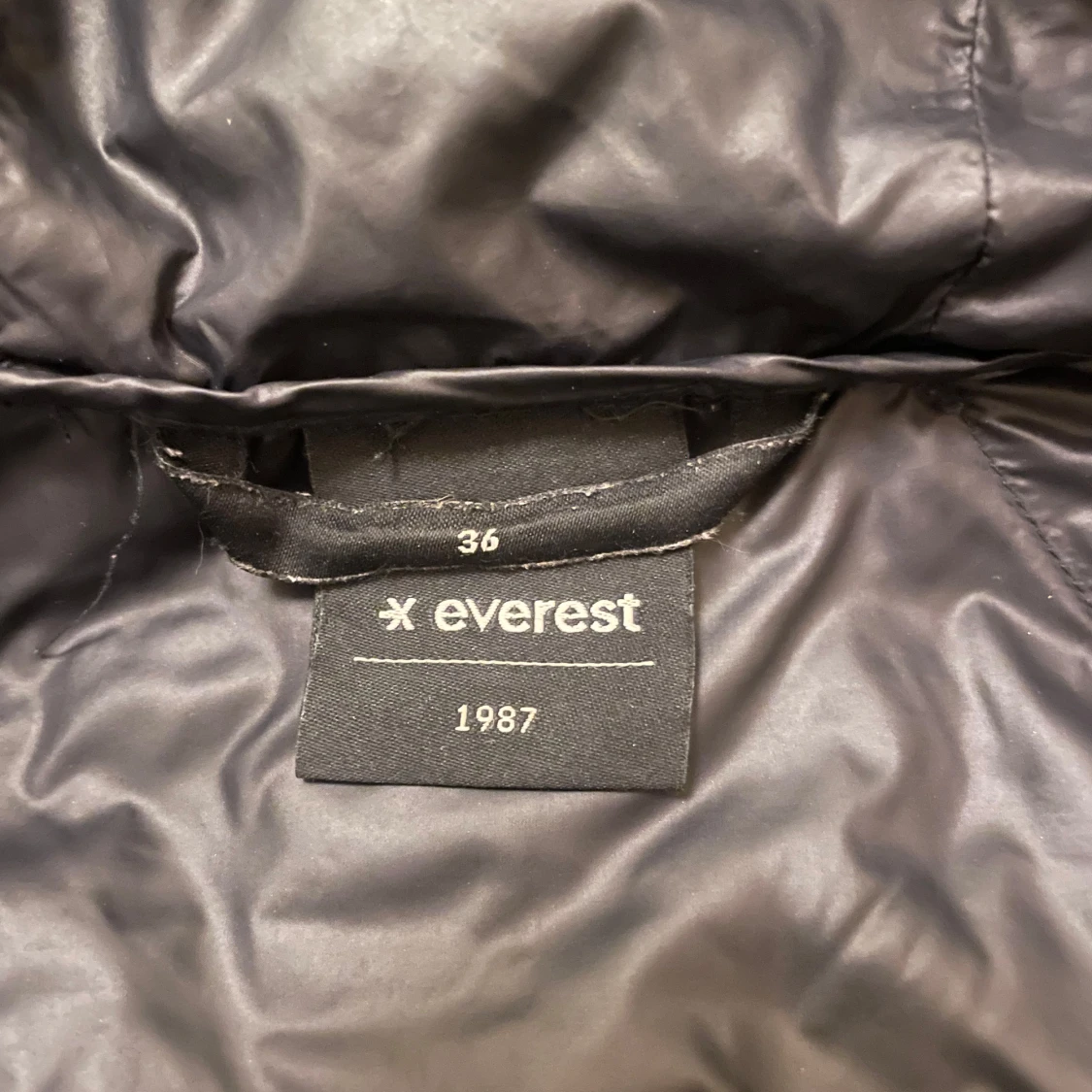 Svart dunjacka från Everest - 92