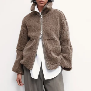 Brun teddyjacka - Säljer min bruna teddyjacka från hm. Använd 1 gång så den är som ny. 