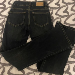 Mörkblå jeans från 157 - Säljer ett par mörkblå jeans från 157 i storlek XS. De har en klassisk femficksdesign och är i full längd. Perfekta för vardagsbruk med en snygg och tidlös stil. Passar bra till både sneakers och kängor!
