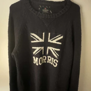 Stickad Morris tröja  - Säljer just nu denna feta tröjan ifrån Morris. Det är en stickad tröjan i färgen svart. Skicket är 8/10. Nypris ligger runt 2000kr. Stolek:M. Tveka inte att höra av dig vid minsta fråga eller fundering. 