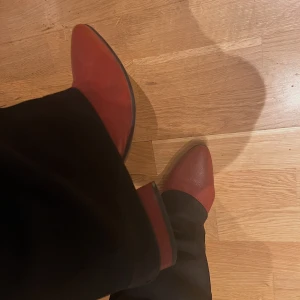 Röda boots från Vagabond - Säljer ett par snygga röda boots från Vagabond i storlek 39. De har en spetsig tå och är perfekta för höst och vinter. Skorna är i bra skick och passar både till vardags och fest. Perfekt för dig som vill ha en färgklick i garderoben! 🌟