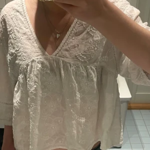 Vit blus - Älskar dennna blus men kommer aldrig till användning🤍🤍