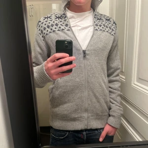 STICKAD FULLZIP - Stickad fullzip i väldigt bra skick. Modellen är 178cm 66kg, kan gå ner i pris vid smidig affär!🙌🏽🙌🏽