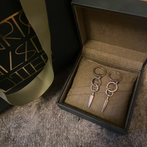 Maria Nilsdotter örhängen  - Säljer mina ursnygga och Maria Nilsdotter  örhängen med en kedjedesign och spetsig detalj längst ner. De är sparsamt använda, inget tecken på slitage. Kan även putsa upp silvret vid förfrågan. Jag säljer båda och styckvis, skriv till mig för styckpris