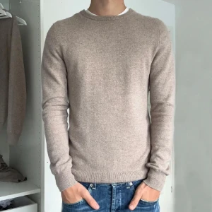 John henric 100 kashmir  - Tjena! Säljer nu denna riktigt schyssta 100% kashmir tröjan ifrån john henric. Den är i mycket bra skick då jag tagit väl hand om den. Tveka inte på att höra av er vid fler frågor eller funderingar!🙌🏽