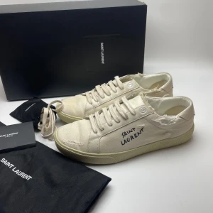 Saint Laurent skor  - Hej! Säljer nu dessa svin feta saint Laurent skor. Skorna är nästan helt nya och säljas för ett grymt pris! Hör av dig vid frågor. 41 passar 42. Allt og medföljer! Dvs box, dustbag och kort. Nypris 7000kr