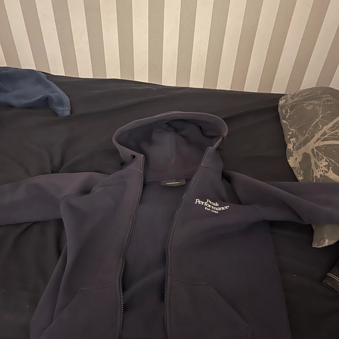 Mörkblå hoodie från Peak Performance