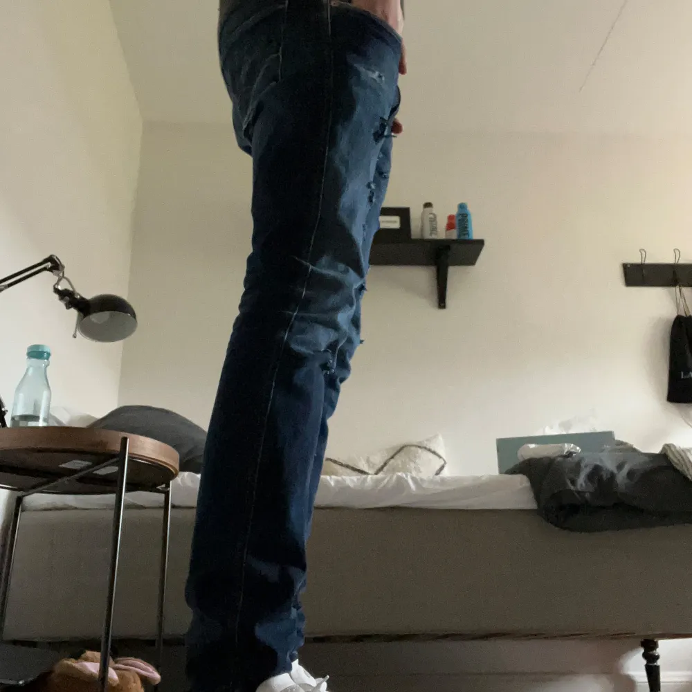 Säljer ett par snygga blå jeans med slitningar. med en tight passform och är perfekta. Jeansen är från replay å är i mycket bra skick!. Jeans & Byxor.