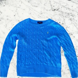 Stickad Ralph lauren  - Ljus blå stickad tröja - tröjan är i 8,5/10 skick det finns inga defekter eller nåt sånt på tröjan!