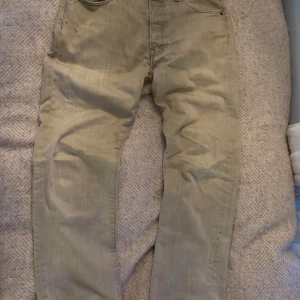 Levi’s 501 - Ett par snygga Levi’s jeans som har använts men är fortfarande snygga och har inte stora skador