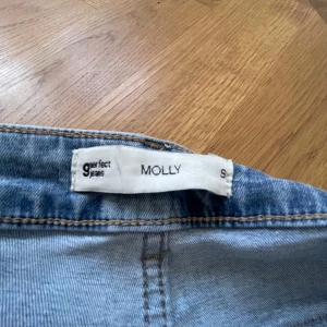 Ljusblå jeans från Molly - Gina Tricot - Säljer ett par ljusblå jeans från Molly i storlek S. De är högmidjade och har en tight passform med bootcut-stil. Perfekta för både vardag och fest! 🦋