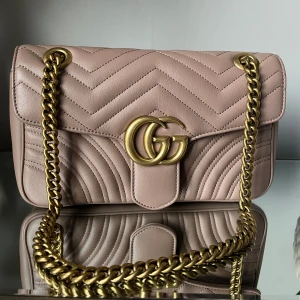 Quiltad axelväska med guldkedja - Säljer en superfin taupe/”rosa/brun” axelväska ✨ DM för mer info