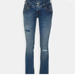 Blå jeans från LTB  - Säljer ett par snygga blå jeans från LTB i okej/bra skick. Modellen heter Jonquil. Slutsålda som inte går att köpa längre. Storlek 27/30. Köptes från Zalando för orginalpris. Pris kan diskuteras. Bara att skriva om ni har några frågor eller vill ha fler bilder! Mvh Amanda