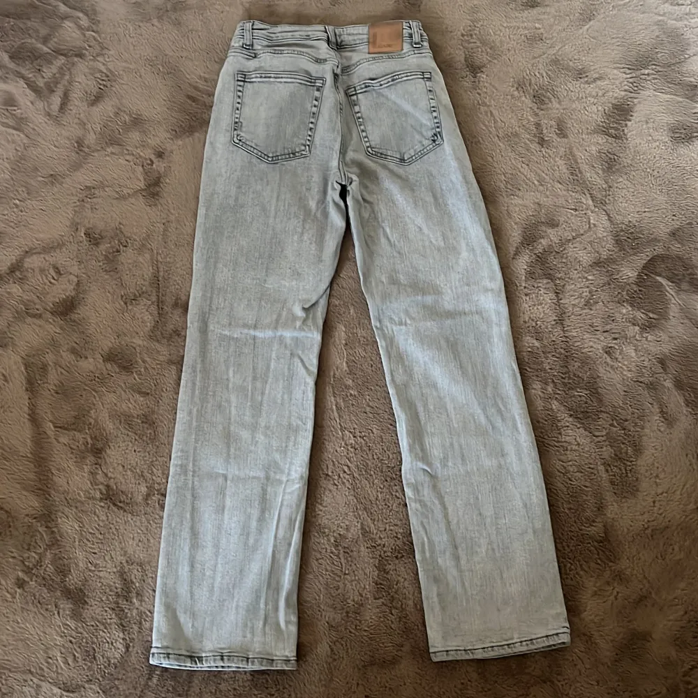 Säljer ett par snygga grå jeans i mycket bra skick. De har en midwaist och rak passform, storlek W28 L30, används 1 gång, orignal pris 699kr men säljs för 499kr. 💞. Jeans & Byxor.