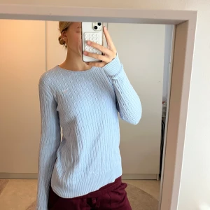 Ljusblå stickad tröja från Gina Tricot - Säljer en superfin ljusblå stickad tröja från Gina Tricot. Den har ett klassiskt kabelstickat mönster och är perfekt för både vår och höst. Tröjan är långärmad och i mycket bra skick. Perfekt för en mysig dag eller en casual look! 💙