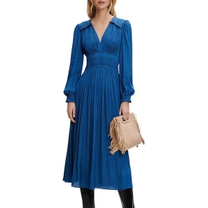 Blå Maje långklänning med v-ringning - Elegant blå långklänning med v-ringning och långa ärmar endast använd en gång. Klänningen har en fin passform med markerad midja och ett vackert fall. Perfekt för speciella tillfällen. Inga defekter 