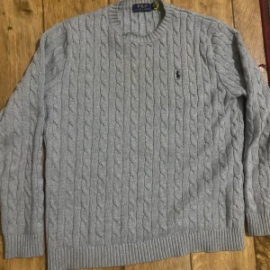 Polo Ralph Lauren - Hej jag säljer min fina tröja som jag inte använder eftersom den passar inte mig längre,Det är inga skador eller liknande på tröjan för mer information skrev samt så kan jag tänka mig sänka priset vid snabb affär🙌