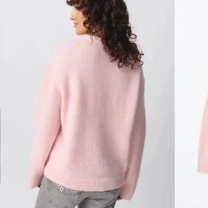 Rosa stickad tröja - Mysig rosa stickad tröja med rund hals och långa ärmar. Super snygg men kommer tyvärr inte till användning för mig, då den knappt är använd. 