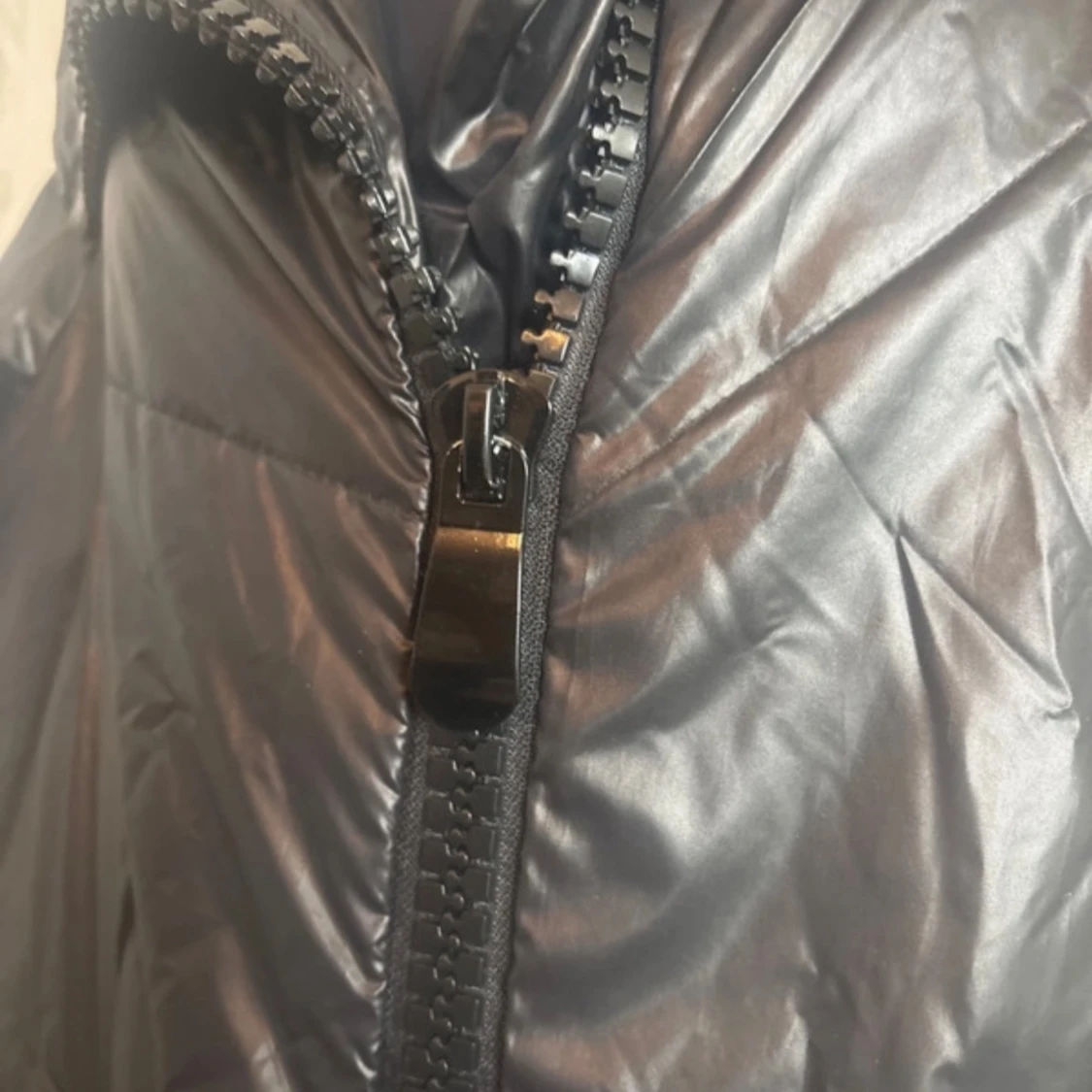 Svart pufferjacka med dragkedja - 92