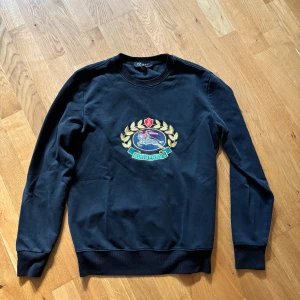 Burberry sweatshirt  - Tjena säljer nu denna riktigt feta burberry sweatshirt som är i fint skick till ett riktigt bra pris nypris över 10000. Storleken är m men passar även s bra för övriga frågor pm a oss pris kan även diskuteras 😁(Byten kan vara intressant)