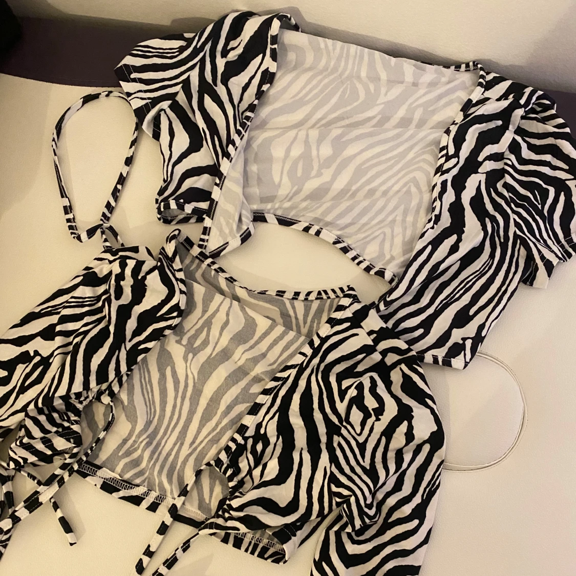 Zebramönstrad topp med knytband - 90