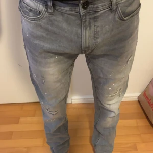 SMOG jeans - Säljer ett par grå jeans från SMOG Denim i storlek W29 L30. De har en snygg tvättad look med slitningar och slimfit passform. Hörav er vid funderingar. Ej öppet köp!