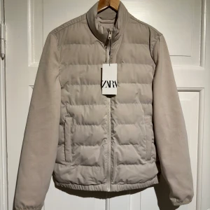  jacka från Zara - Säljer en snygg jacka från Zara i storlek S. Den är i nytt skick och har en stilren design med långa ärmar. Perfekt för att hålla värmen med stil!
