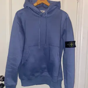 Säljer en snygg blå hoodie från Stone Island. Jag säljer den då den inte passar. Inte använd alls mycket. Skick 10/10.