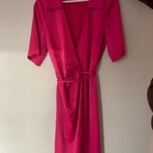 Rosa omlottklänning - Stilig sommarklänning